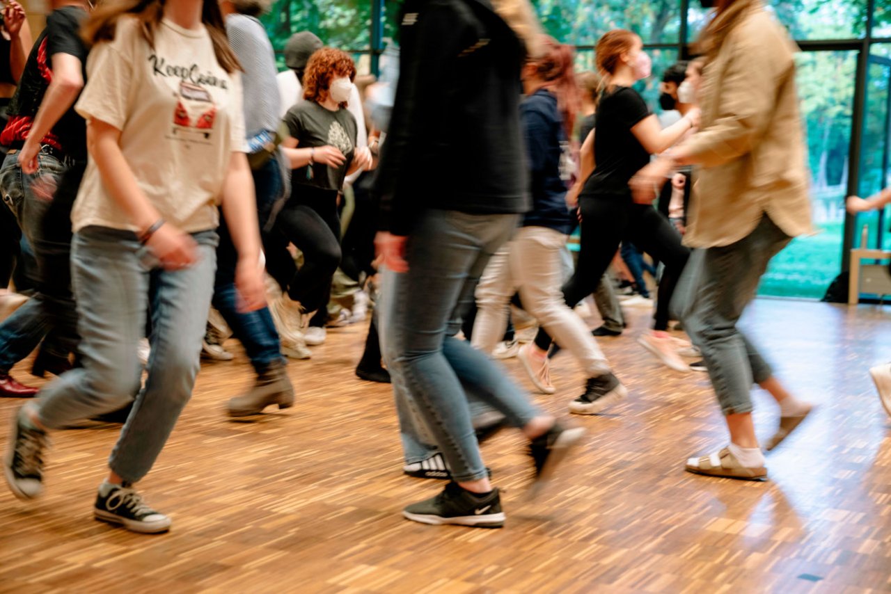 Eindr&uuml;cke vom Seminar: Das Foto zeigt eine Menschenmenge, die in einem Saal scheinbar wild durcheinander laufen. Dynamik ist der Ausdruck dieses Bildes.