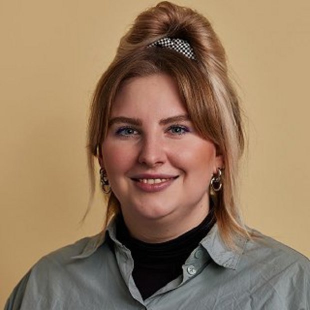 Portraitbild von Julia Thomas, Inhaus-Grafikerin