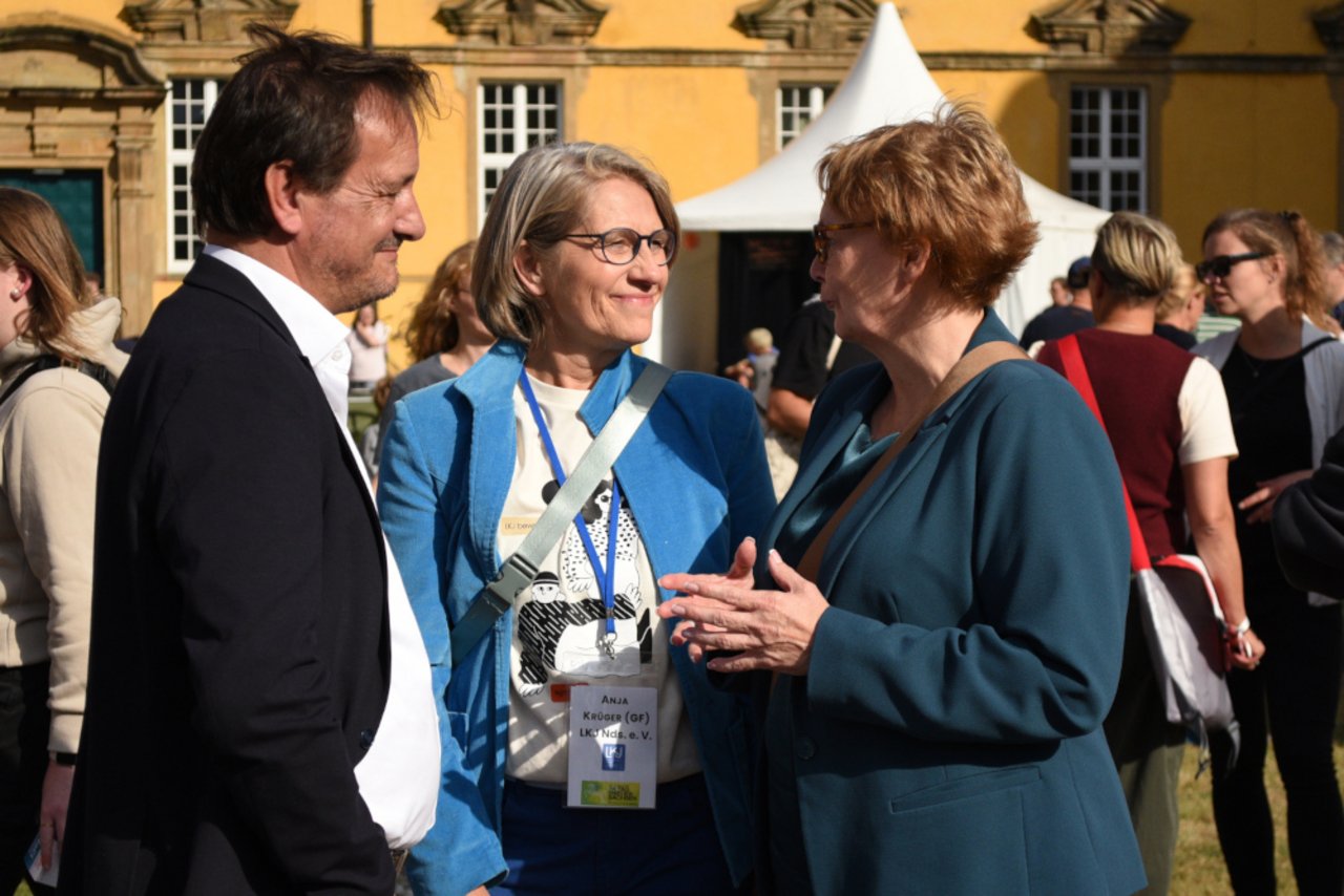Das Foto zeigt von links nach rechts: Burkhard Sievers, 1. Vorsitzender der LKJ, und Anja Kr&uuml;ger, LKJ-Gesch&auml;ftsf&uuml;hrerin, und Innenministerin Daniela Behrens im Gespr&auml;ch.