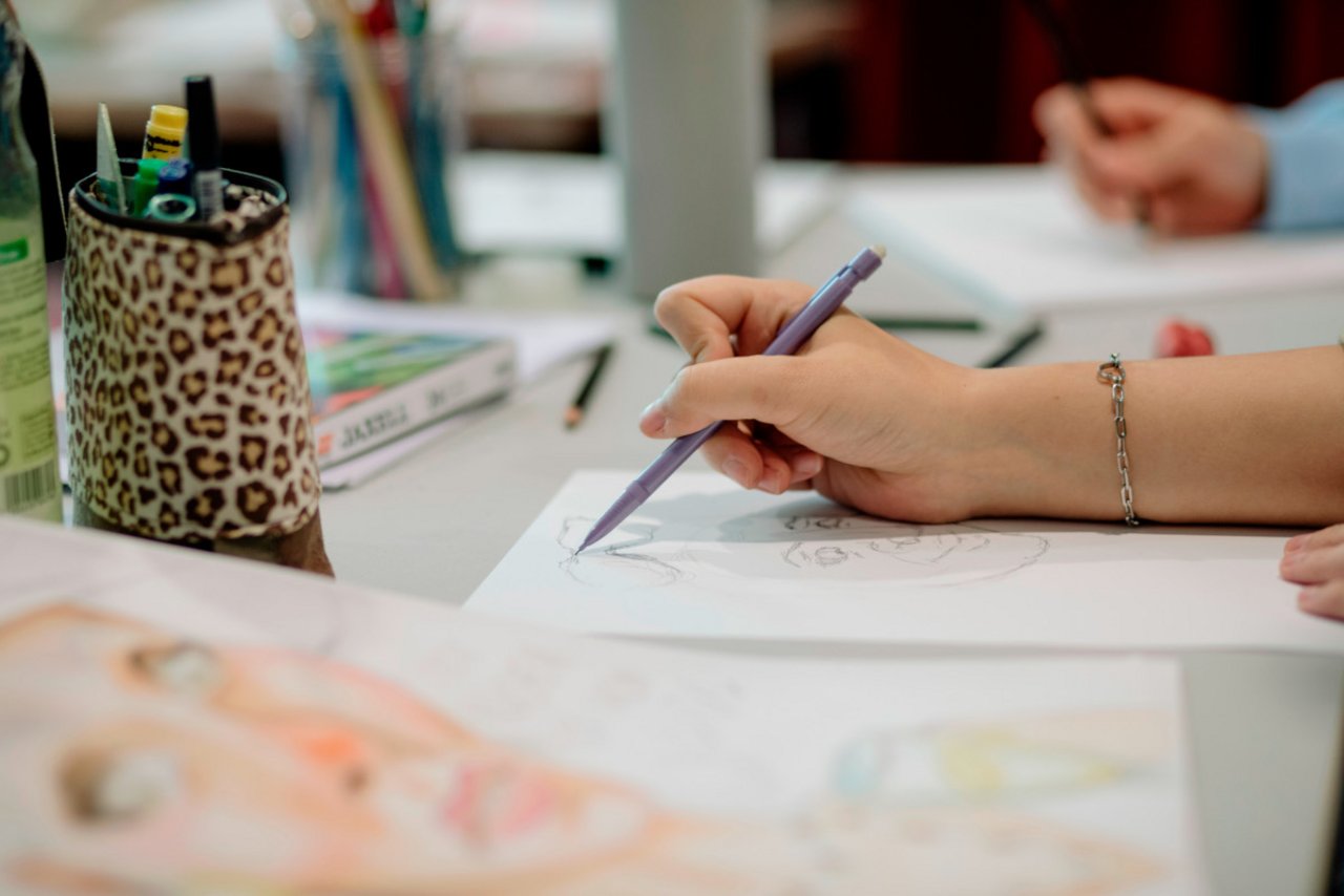 Einblicke in die Seminararbeit: Auf dem Foto ist zu sehen, wie eine Hand mit Bleistift auf einem St&uuml;ck Papier das Gesicht eines Menschen skizziert.