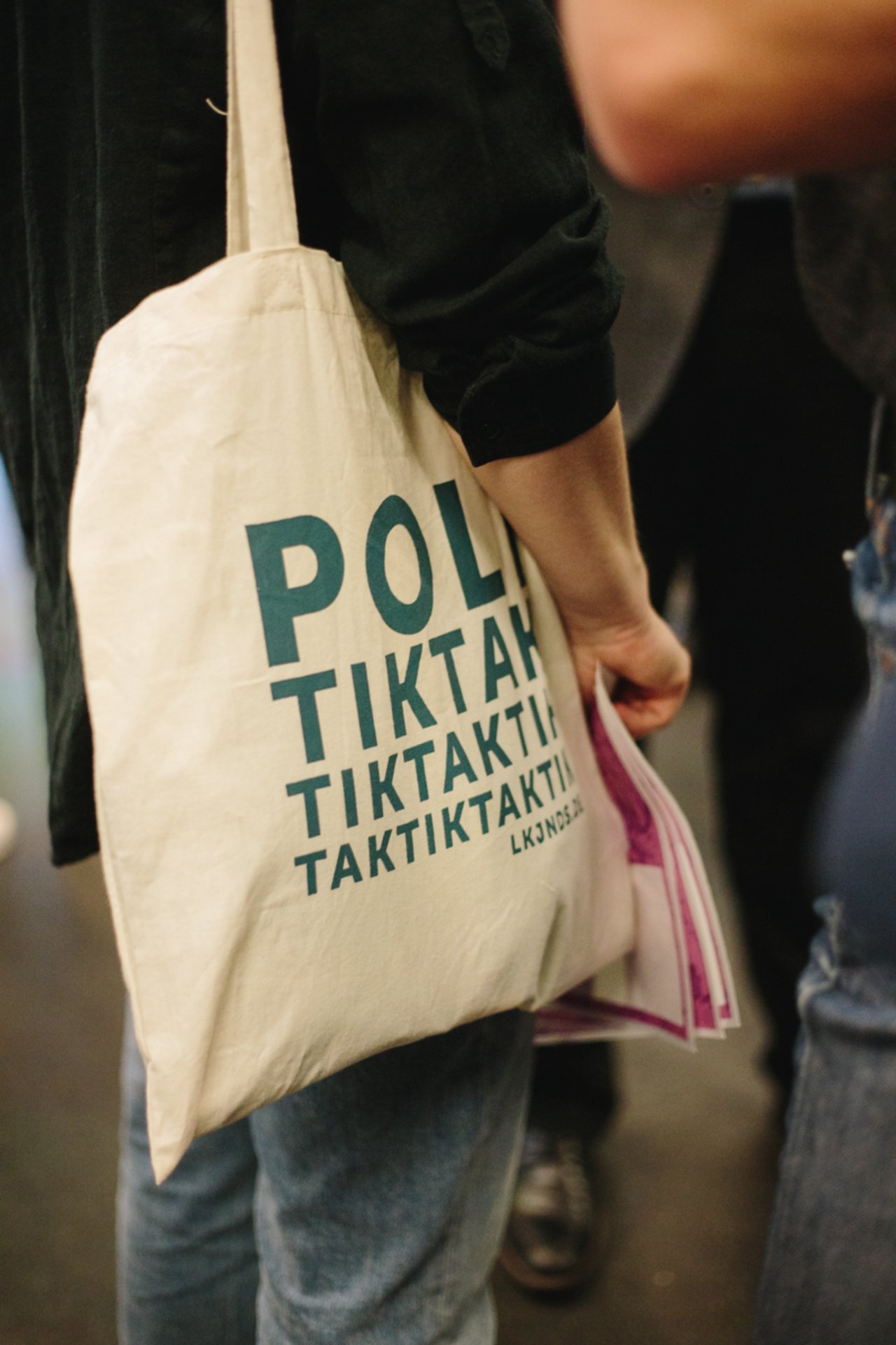 Eindr&uuml;cke der Auftaktveranstaltung: Alle neuen Freiwilligen erhalten einen Jutebeutel mit Info-Materialien. F&uuml;r das FSJ steht auf dem Beutel, den die Person im Foto &uuml;ber die Schulter geh&auml;ngt hat: Politik-tak-tik-tak-tik-tak