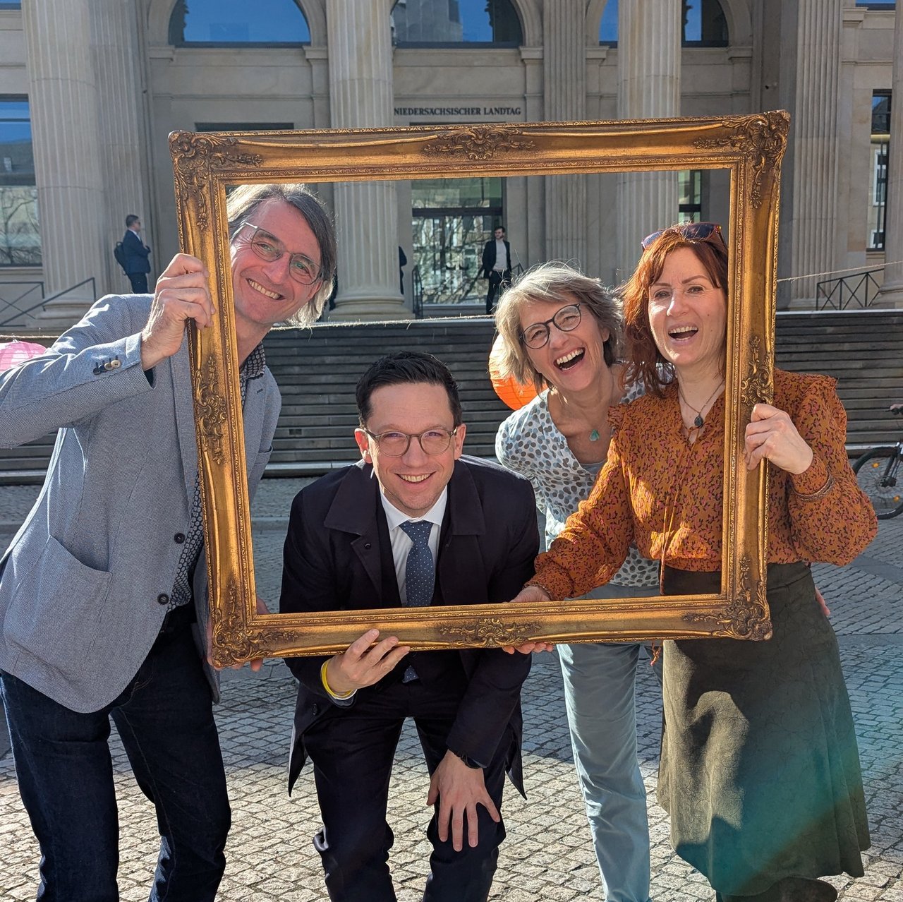 Kulturminister Falko Mohrs mit dem akku-Vorstand. Von links nach rechts: J&ouml;rg Kowollik, Falko Mohrs, Anja Kr&uuml;ger und Vera L&uuml;deck.