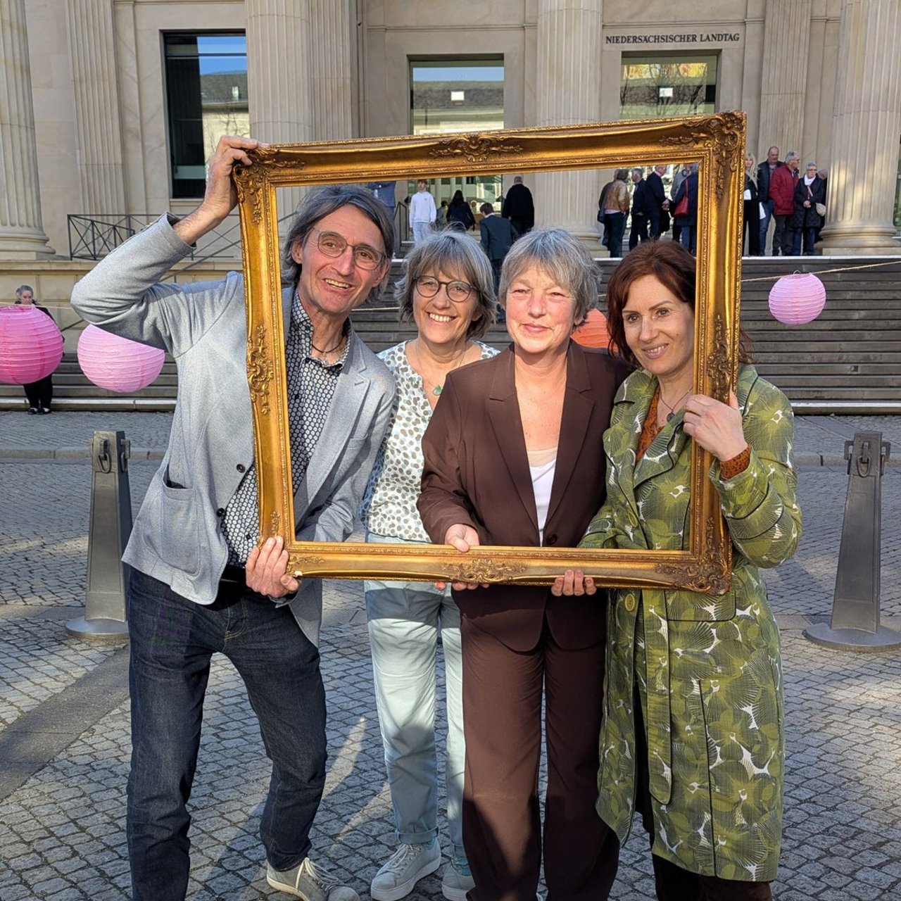 Landtagspr&auml;sidentin Hannah Naber mit dem akku-Vorstand. Von links nach rechts: J&ouml;rg Kowollik, Anja Kr&uuml;ger, Hannah Naber und Vera L&uuml;deck.
